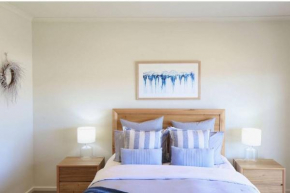 Iona Blue 3 bedroom Townhouse 200m to restaurants & shops